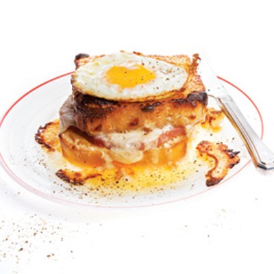 Ham and cheese with fried egg (Croque madame)