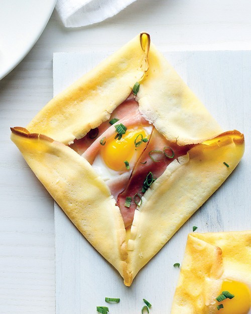 Ham and egg crêpe squares