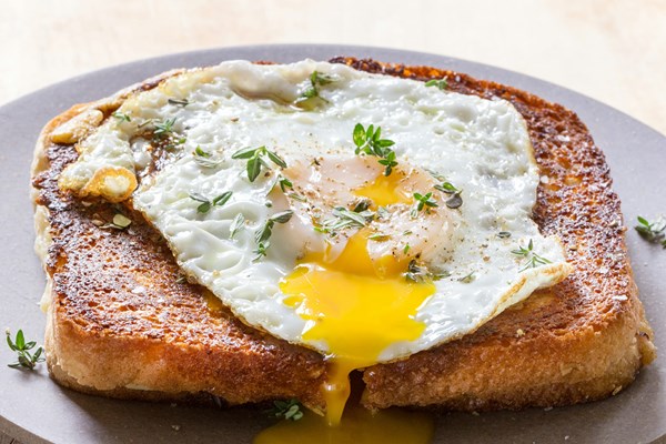 Ham and grilled cheese sandwich with fried egg (Easy croque-madame)