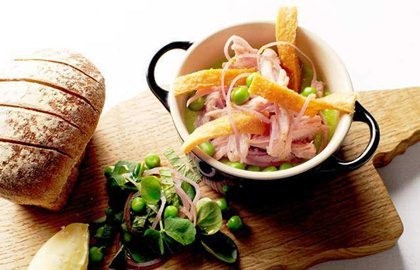 Ham hock with pea purée and wholemeal bread