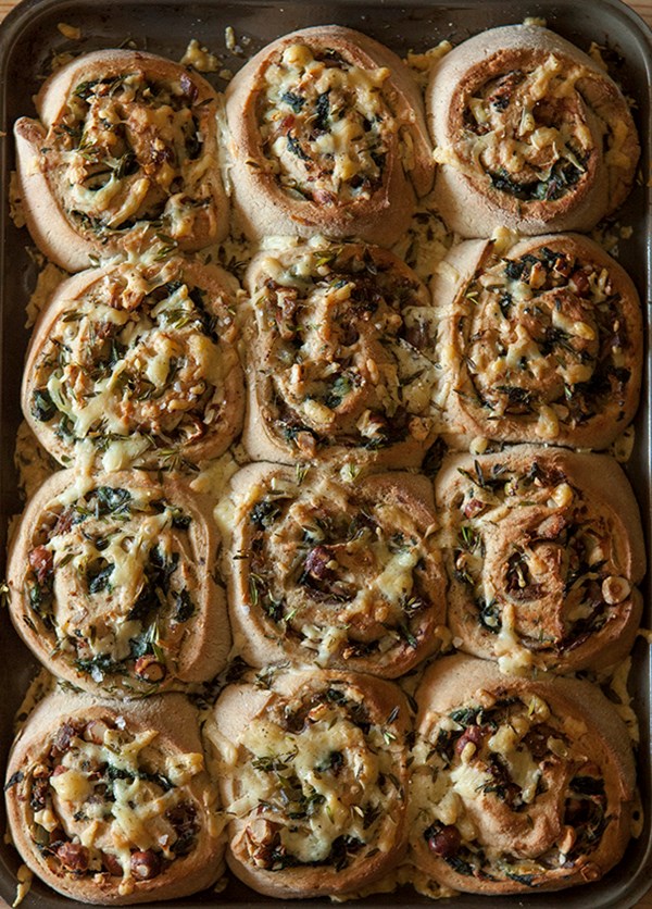 Ham, spinach and hazelnut buns