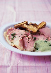 Ham with artichoke and parsley sauce