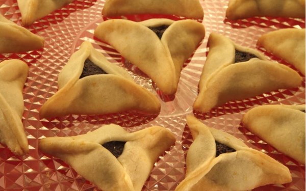 Hamantaschen with poppyseed-raisin filling