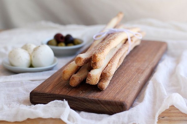 Hand-pulled breadsticks (Grissini stirati)