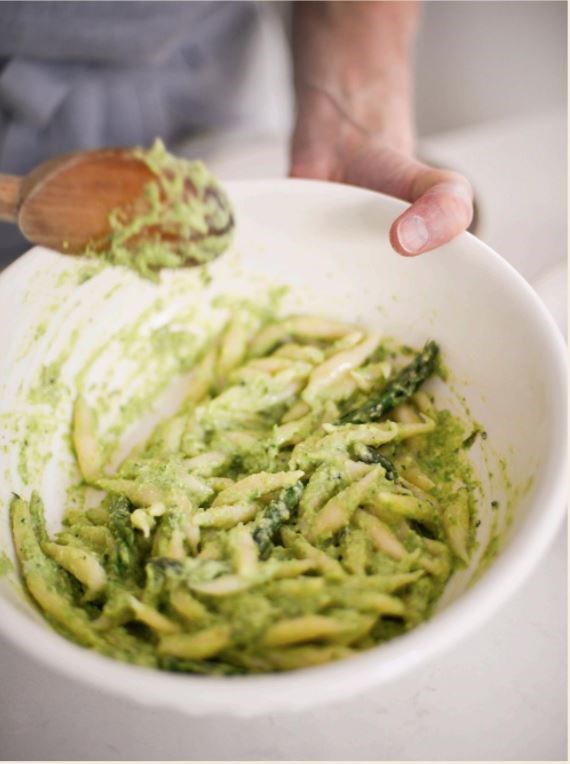 Hand-rolled macaroni with asparagus, walnuts & mint (Macaruni con pesto di asparagi)