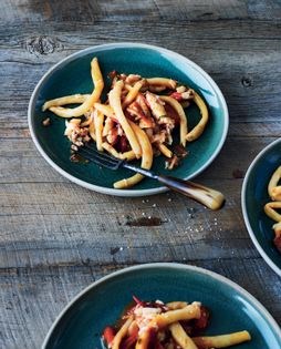Hand-rolled macaroni with crab and grape tomatoes (Maccarrones de busa cone polpa di granchio e pomodorini)