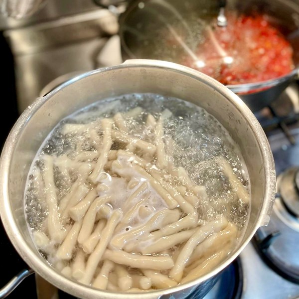 Hand-rolled ‘worm-shaped’ pasta (Lombrichi)