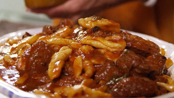 Handmade pasta with slow-cooked meat sauce (Cavatelli lunghi alla Molisana)