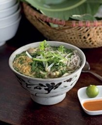 Hanoi chicken and vermicelli noodle soup (Bún thang Hà Nôi)
