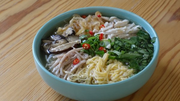 Hanoi combo vermicelli noodle soup (Bún thang)