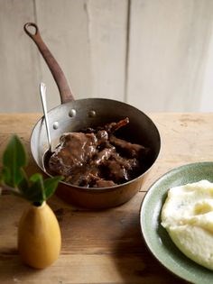 Hare braised in red wine (Lepre in salmi)