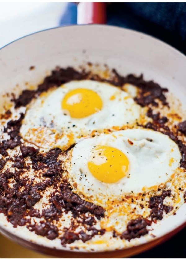 Harissa fried eggs