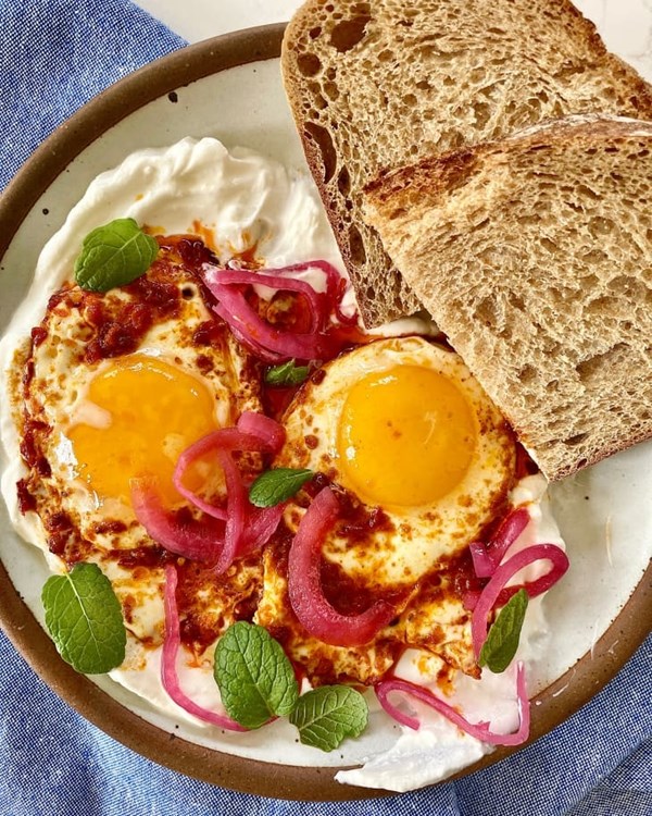 Harissa fried eggs