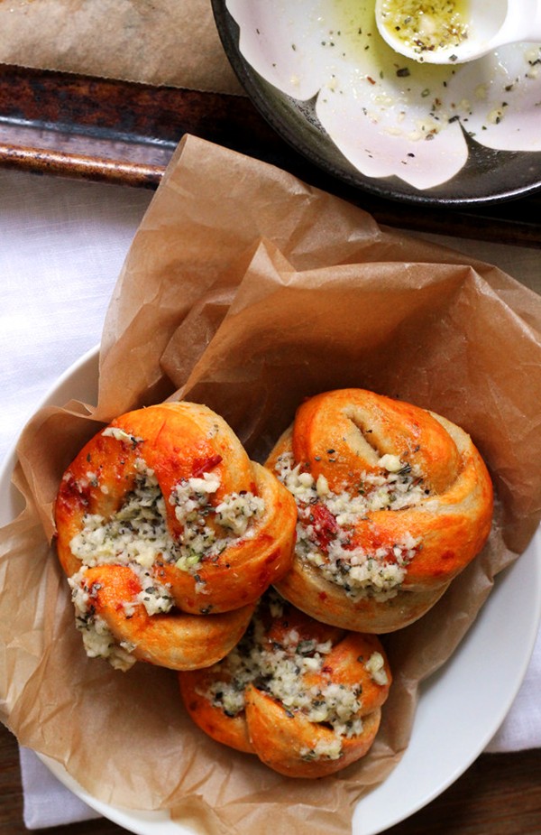 Harissa garlic knots