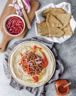 Harissa hummus platter