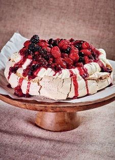 Harris gin & raspberry Pavlova