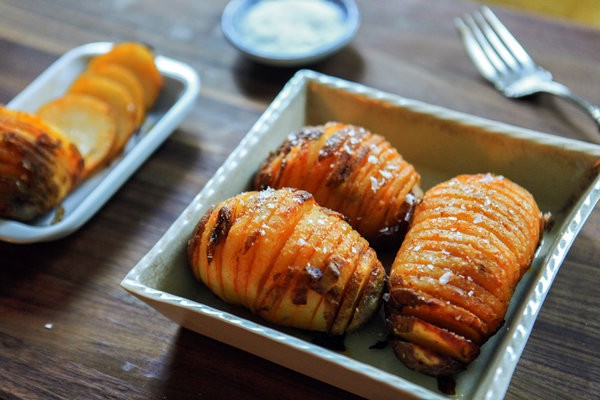 Hasselback potatoes with garlic-paprika oil
