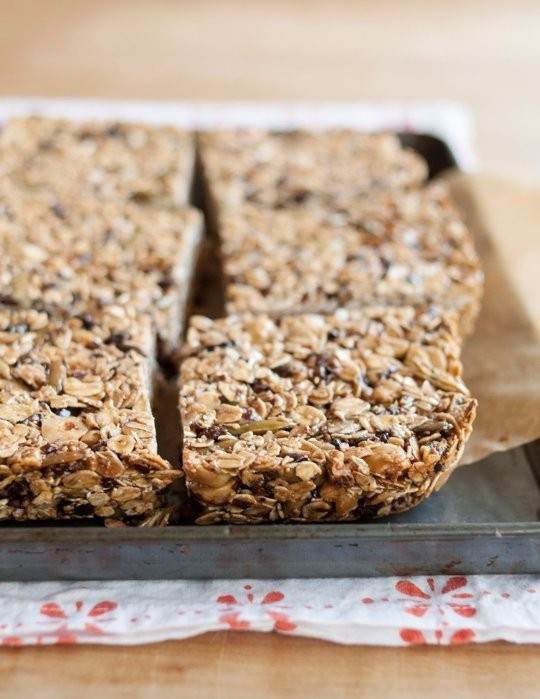 Hazelnut-cocoa granola bars with dried figs