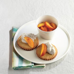 Hazelnut-coconut cookies with yogurt and peaches (Biscottoni di nocciole e cocco con yogurt e pesche)