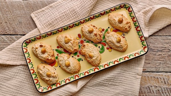 Hazelnut macarons (Haselnussmakronen)