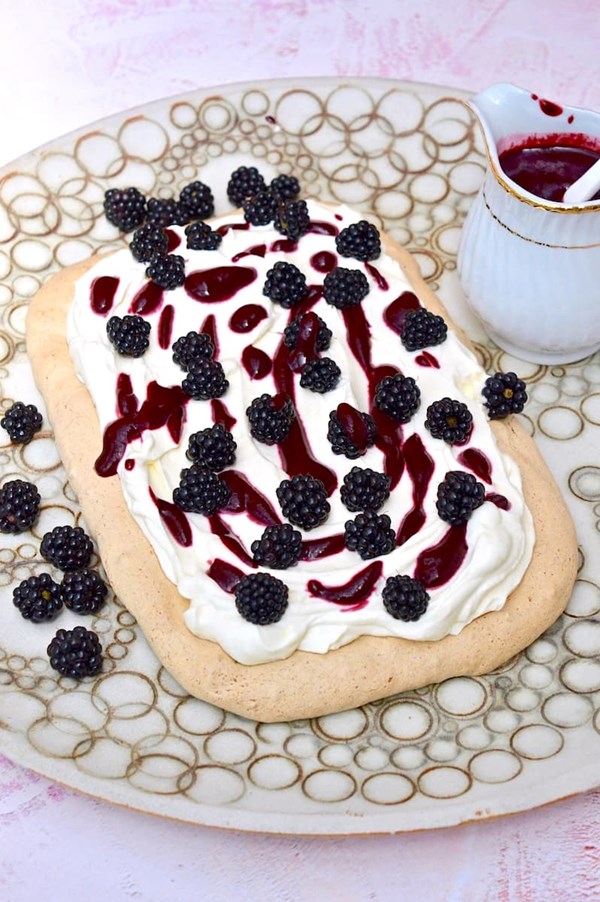 Hazelnut meringue with blackberries