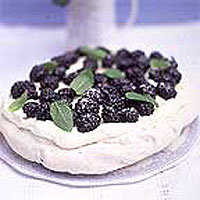 Hazelnut meringue with blackberries and cream