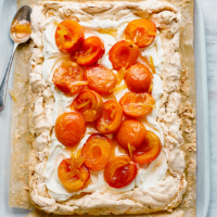 Hazelnut meringue with roasted apricots