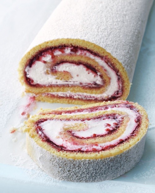 Hazelnut-raspberry jelly roll