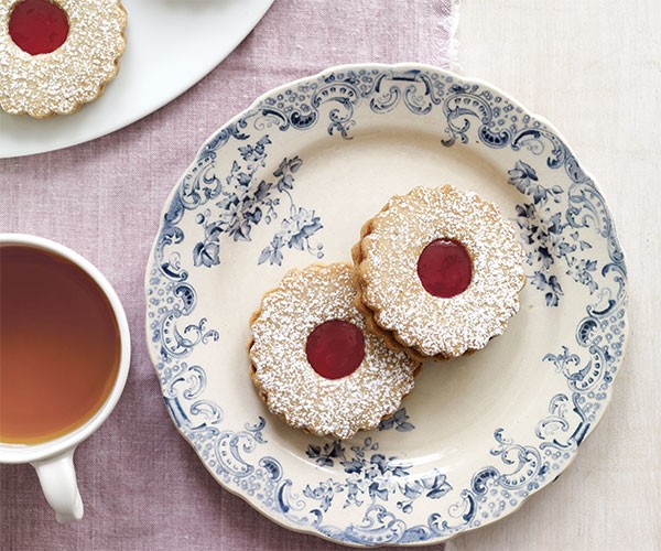 Hazelnut-raspberry sandwich cookie wreaths