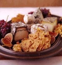 Hazelnut wafers with cheese and fruits