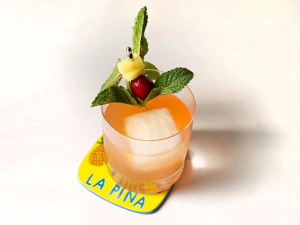 Hazy sunset (Pineapple-rum cocktail with smoked ice)