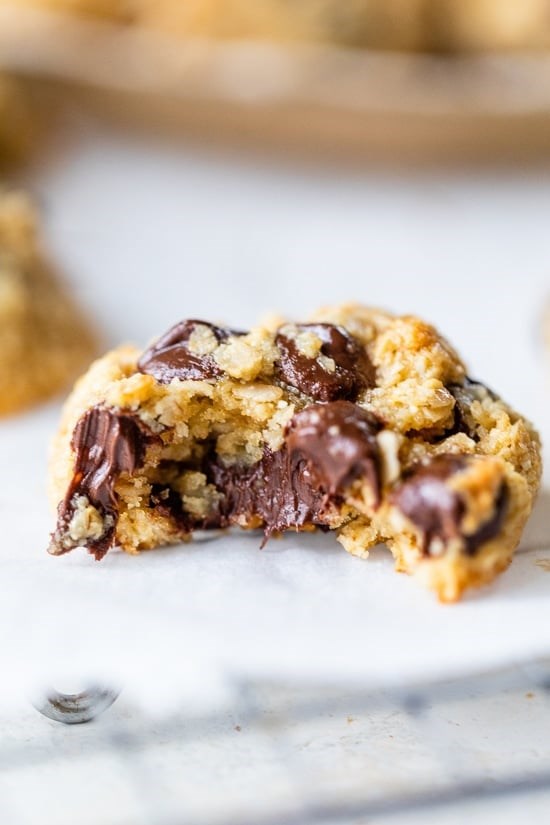Healthy chocolate chip oat cookies