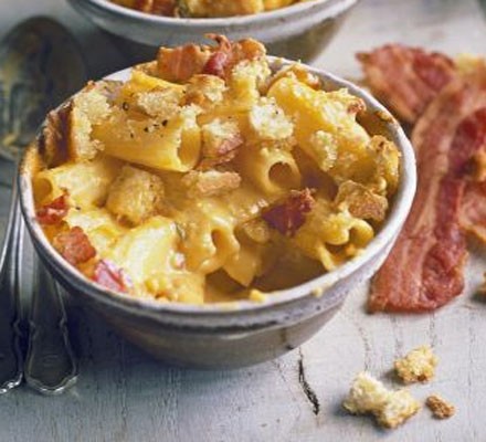 Healthy mac 'n' cheese with bacon