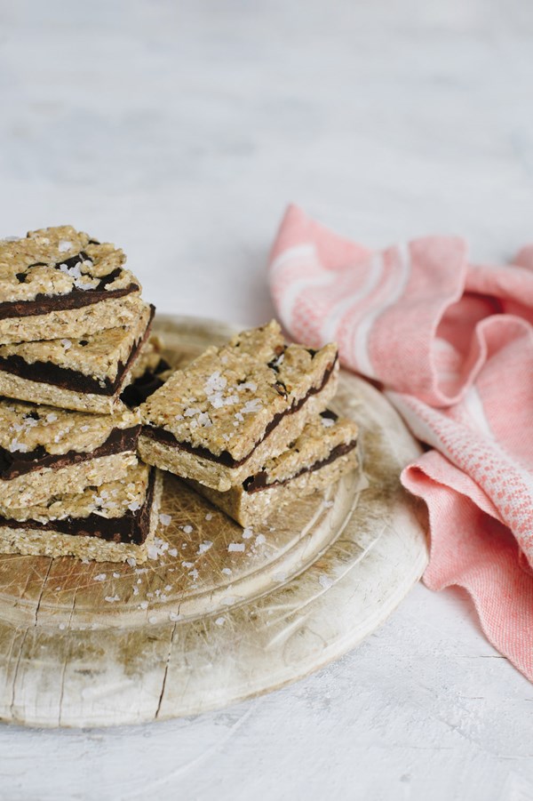 Healthy no-bake chocolate bars