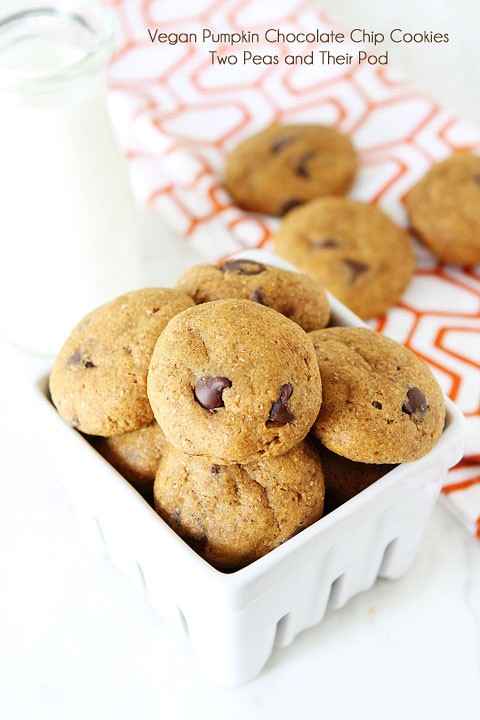 Healthy pumpkin chocolate chip cookies {vegan}