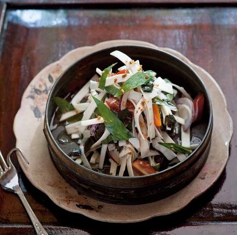 Heart of palm and tomato salad with Vietnamese herbs (Goi cu hu dua)