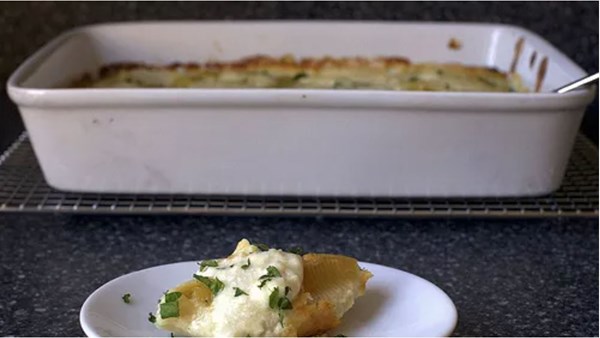 Heart-stuffed shells in lemon ricotta Béchamel