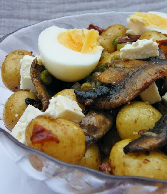 Hearty potato, egg & Apetina salad
