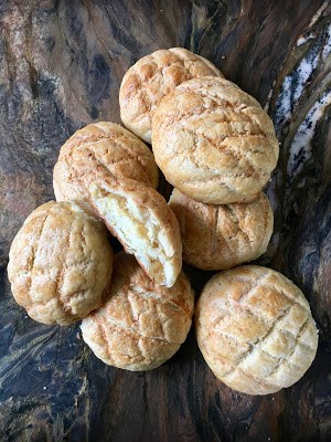 Heavenly double pineapple buns (Fènglíxiàn bōluó bāo / 鳳梨餡菠蘿包)