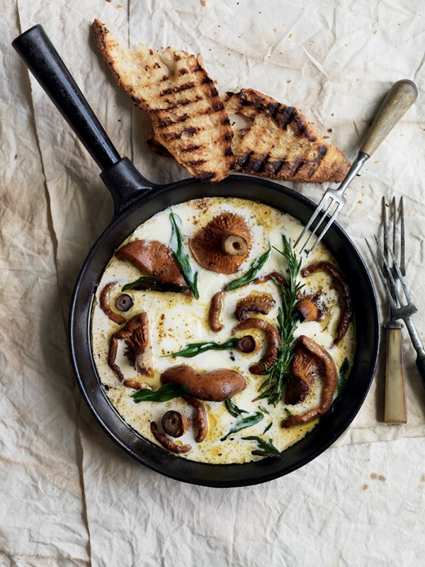 Herb and mozzarella mushrooms with garlic toasts