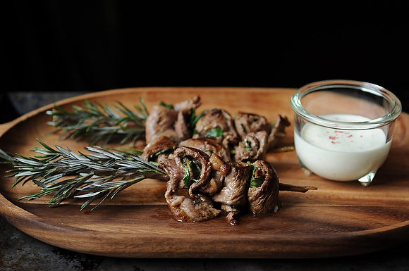 Herbed beef skewers with horseradish cream