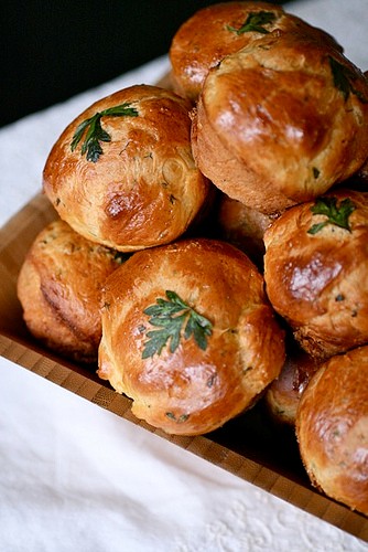 Herbed dinner rolls