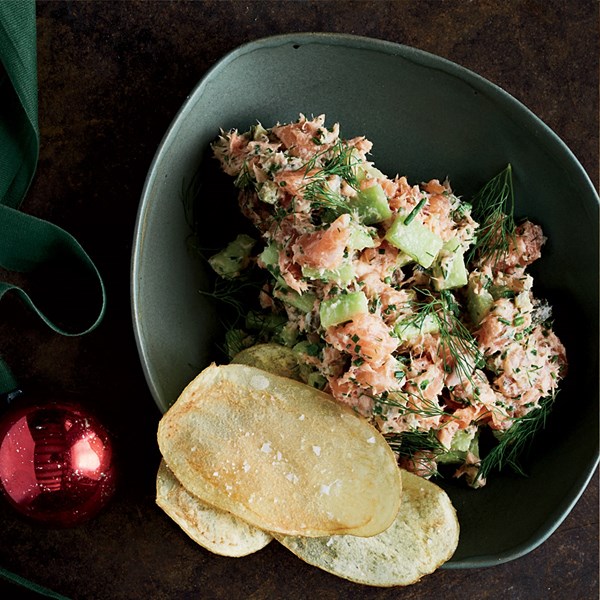 Herbed salmon tartare with chips