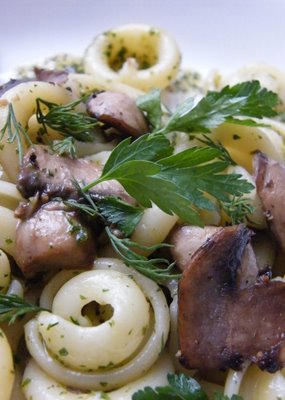 Herbful pasta salad with mushrooms