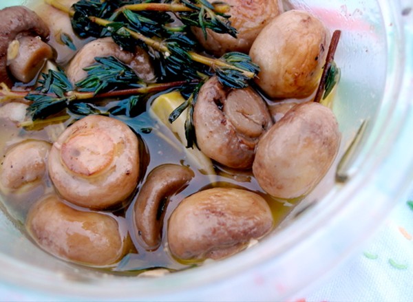 Herby marinated mushrooms