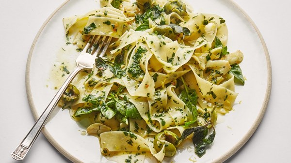 Herby pasta with garlic and green olives