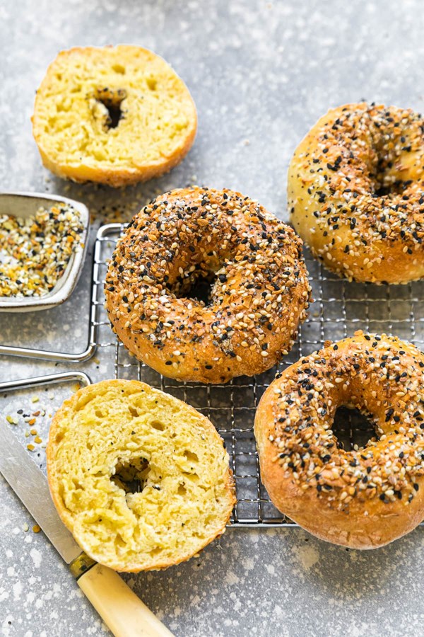 High-protein egg bagel