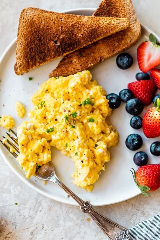 High-protein scrabbled eggs with cottage cheese