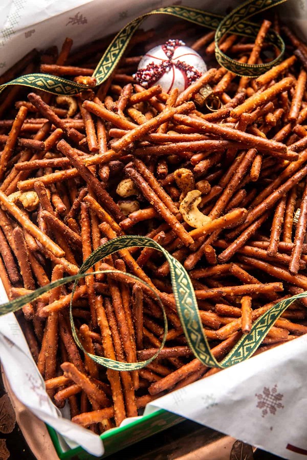 Holiday pretzel mix
