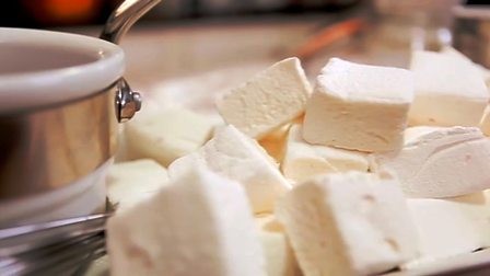 Home-made marshmallows with chocolate sauce